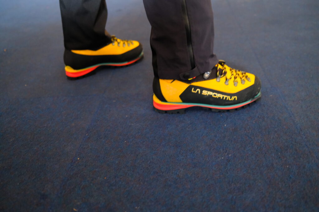 雪に映えるイエローとブラック。最高にかっこいい。