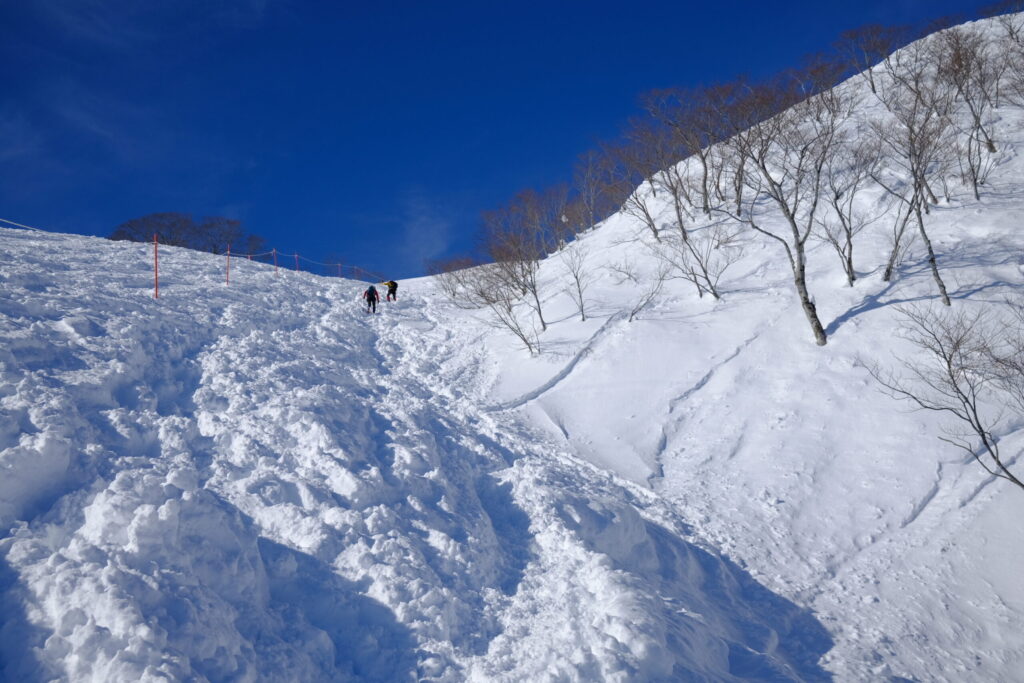 天神平からのトレースのついた急登