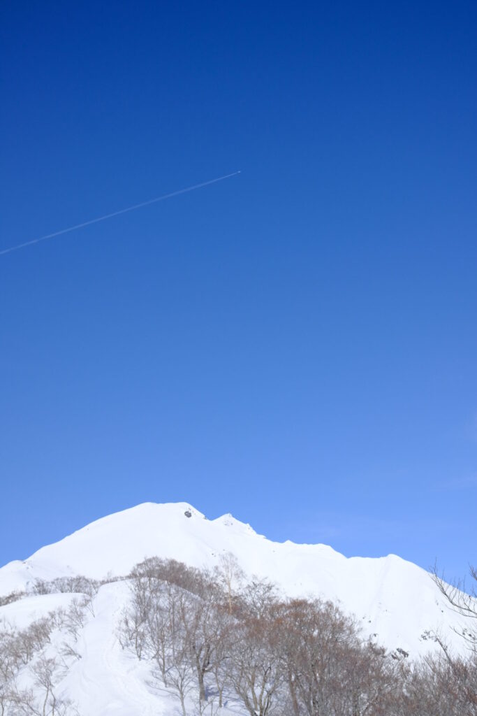 谷川岳と飛行機雲