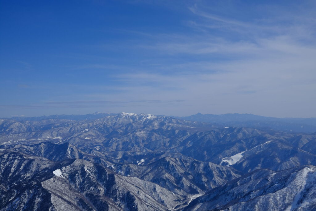 谷川岳山頂からの景色。永遠に山が連なる