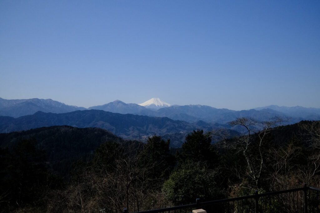 高尾山山頂から見る富士山