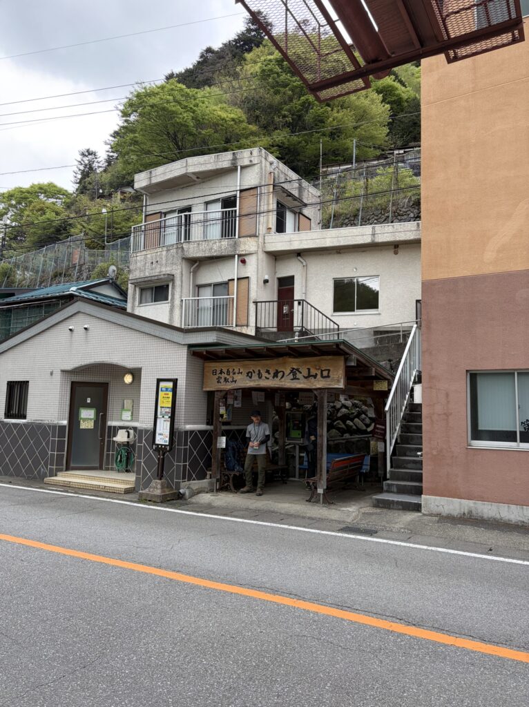 睡眠不足で登山口に到着。