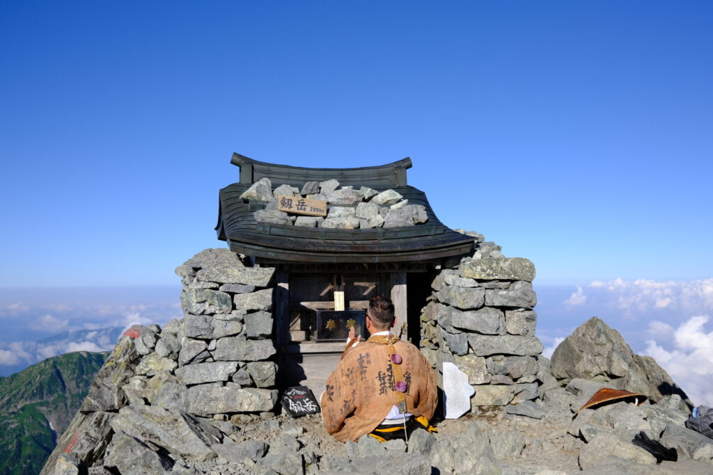 剱岳山頂の祠と山伏