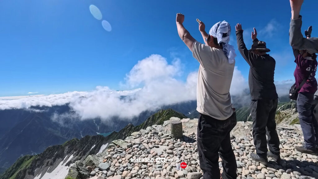 雄山山頂での万歳三唱