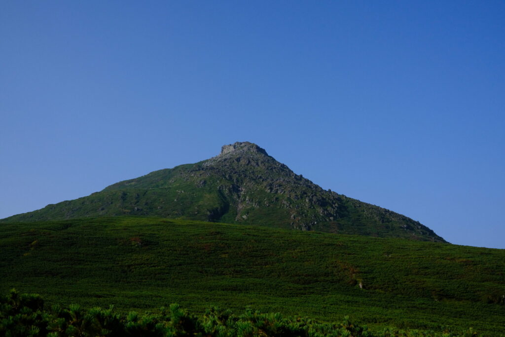 突如現れる羅臼岳。孤高な山は存在感抜群。