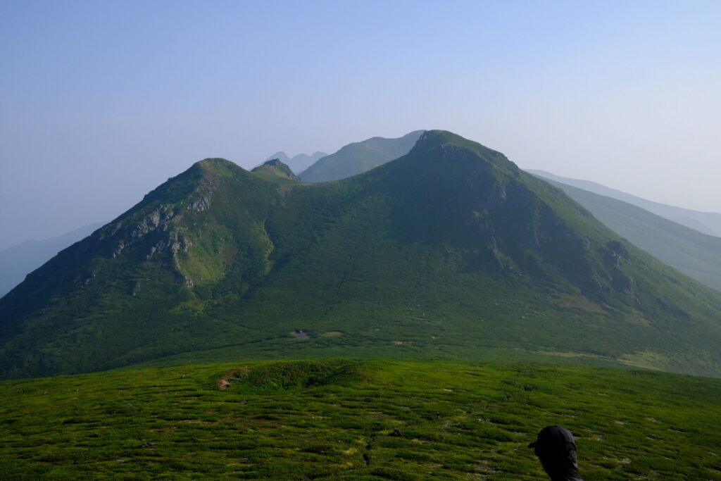 羅臼岳中腹から硫黄山方面を見渡せる。素晴らしい景観。