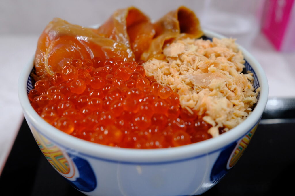 ウトロ漁協婦人部食堂の3色丼。