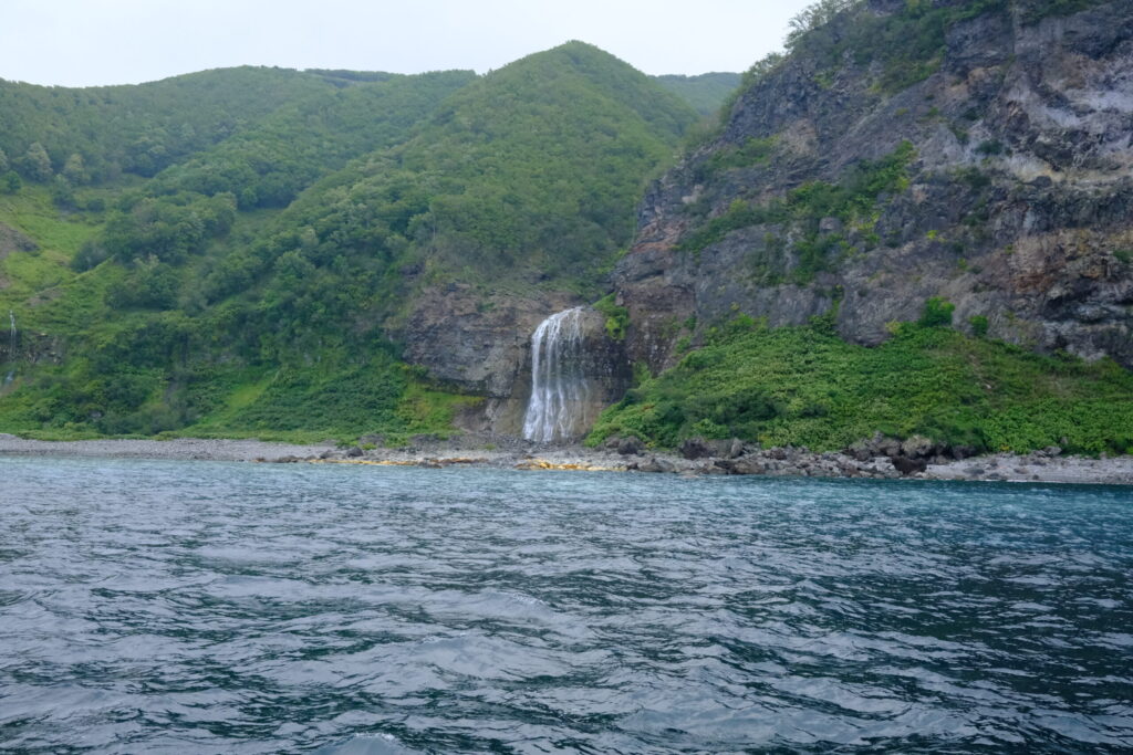 硫黄泉の滝が海の色までを変えていく。知床は幻想的な海。