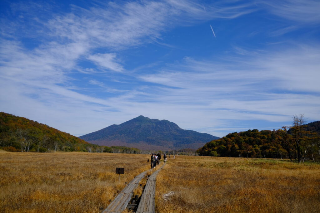燧ヶ岳を見ながら進む秋の尾瀬
